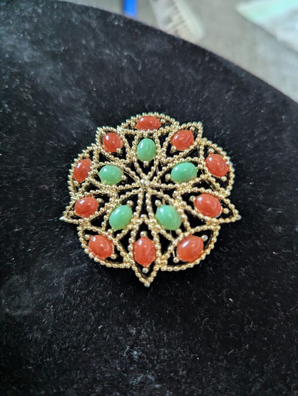 VTG Sarah Coventry Brooch/Pin On Faux Jade Carnelian Agate Cabochon Gold Tone
